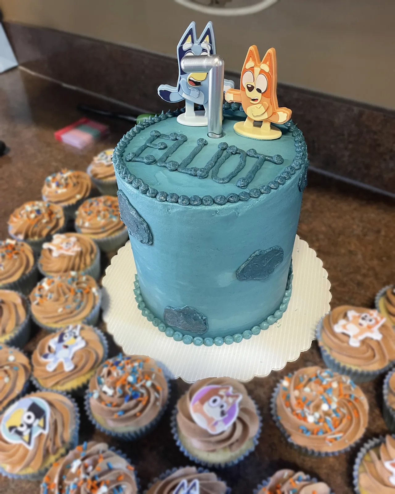 Bluey cake with matching cupcakes