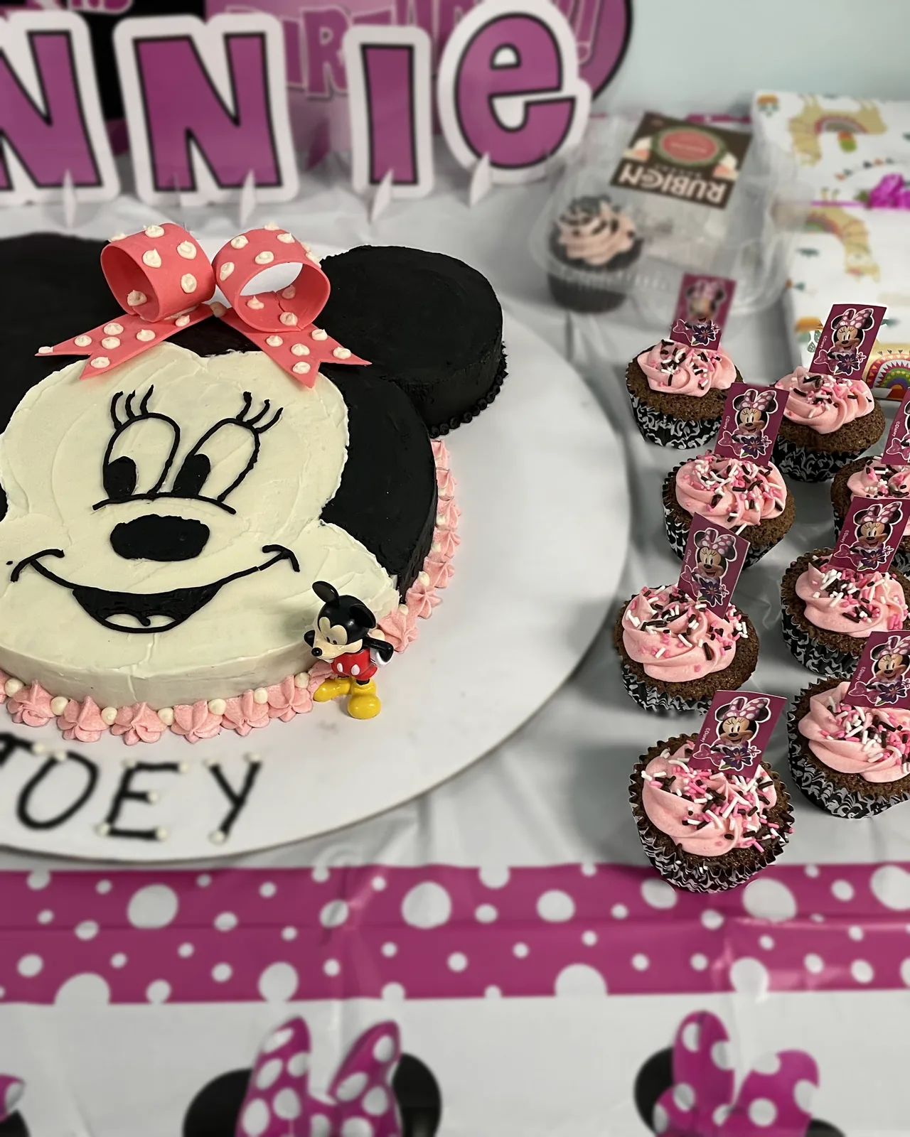 Minnie Mouse themed cake