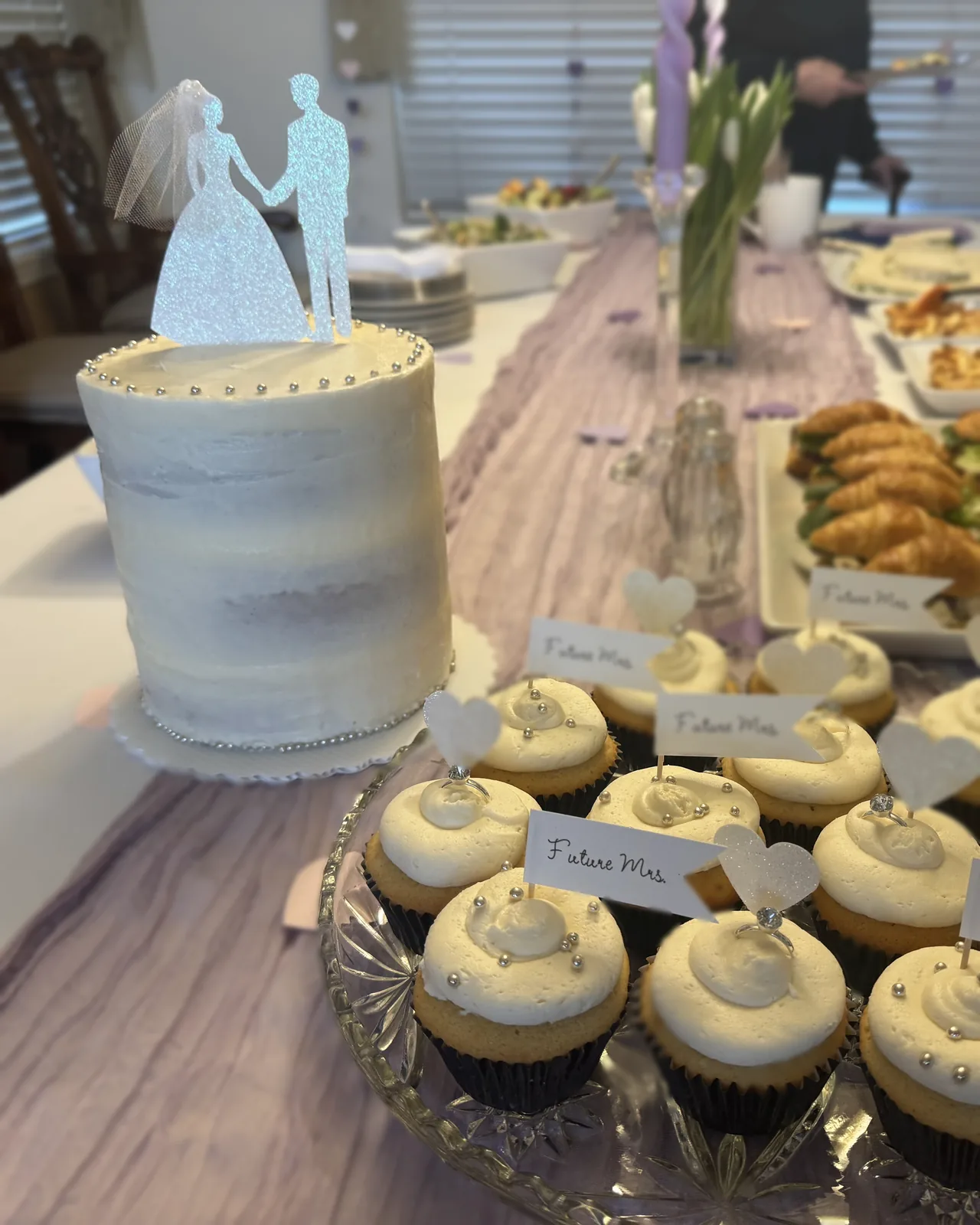 Wedding cupcakes with bride and groom cake